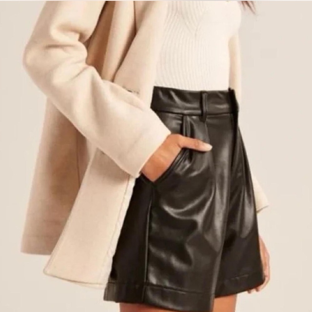 ABERCROMBIE BLACK LEATHER SHORTS